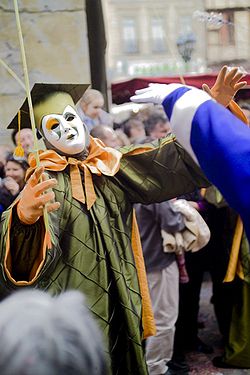 Iemand verkleed als Pierrot op een carnaval in Limoux