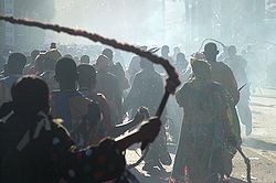 Mannen in het carnaval van de Dominicaanse Republiek dragen zwepen als teken van straf voor zonden.
