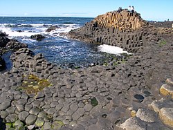 北爱尔兰的巨人堤是一个由自然过程创造的复杂的新兴结构的例子。