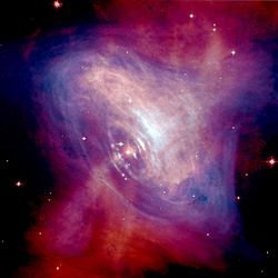 Zusammengesetztes optisch/röntgenographisches Bild des Krebsnebels. Es zeigt die aus dem umgebenden Nebel kommende Energie, die durch die Magnetfelder und Partikel des zentralen Pulsars verursacht wird.