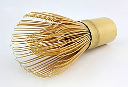 Bambusest vispel ("chasen"), mida kasutatakse matcha vahustamiseks.