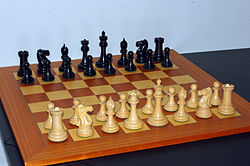Um jogo de xadrez na matriz, ou posição inicial.