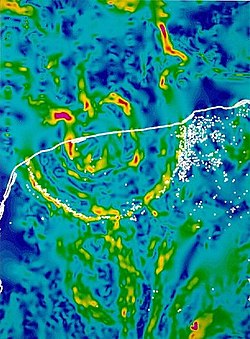 Mappa delle anomalie gravitazionali della struttura d'impatto di Chicxulub. La linea di costa è rappresentata come una linea bianca. Una serie impressionante di elementi concentrici rivela la posizione del cratere. I punti bianchi rappresentano delle doline piene d'acqua nelle rocce calcaree della regione