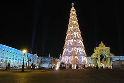 Een enorme kerstboom in Lissabon, Portugal  