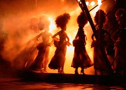 Showgirls no palco do Tropicana, Havana.