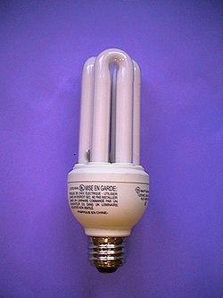Świetlówka kompaktowa typu trzy-U, popularna wśród konsumentów północnoamerykańskich od połowy lat 90-tych.