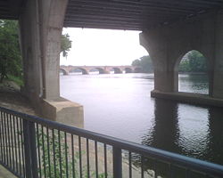 Uma ponte sobre o rio.