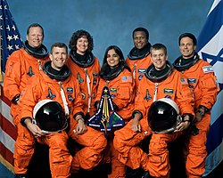 De bemanning van STS-107. L naar R: Brown, Husband, Clark, Chawla, Anderson, McCool, Ramon.  