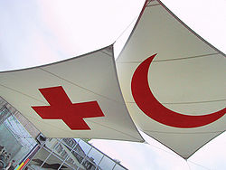 Het Rode Kruis en de Rode Halve Maan zijn twee internationale symbolen die een veldhospitaal en andere medische faciliteiten identificeren