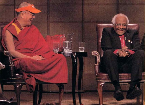 Dalai Lama met bisschop Desmond Tutu, 2005