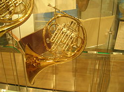 Brainův roh Alexander B♭/A model 90, poškozený při havárii, restaurovaný Paxmanem a nyní vystavený v Královské hudební akademii.  