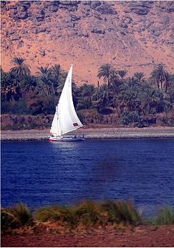 Um dhow atravessando o Nilo perto de Aswan