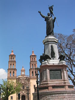 Een standbeeld van Miguel Hidalgo y Costilla voor de kerk in Dolores Hidalgo, Guanajuato.  