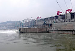 Le barrage des Trois Gorges en voie d'achèvement, en regardant son côté aval.