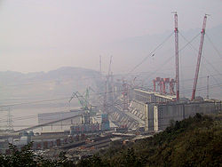 Construction du barrage.