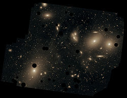 Esta imagem profunda do Aglomerado Virgo mostra a luz difusa entre as galáxias pertencentes ao aglomerado. As manchas escuras são onde estrelas brilhantes em primeiro plano foram removidas da imagem. Messier 87 é a maior galáxia da imagem (canto inferior esquerdo).