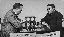 Bogoeljoebov, links, tegen Akiba Rubinstein, rechts, Moskou 1925  