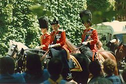 Královna s princem Charlesem a princem Philipem na slavnostním ceremoniálu "Trooping the Colour" v roce 1986 na svém oblíbeném koni Burmese.