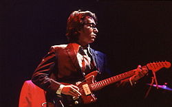 Elvis Costello durante seu breve período como guitarrista, 1979.