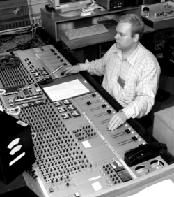 一位工程师在丹麦广播公司（丹麦电台）的一个音频控制台。该控制台是80年代专门为丹麦电台制作的NP-elektroakustik。