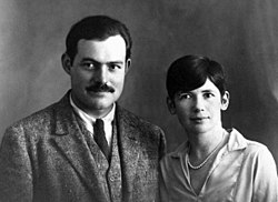Hemingway med sin fru Pauline i Paris 1927.  