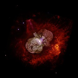 Imagen del telescopio espacial Hubble que muestra Eta Carinae y la nebulosa bipolar Homúnculo que rodea a la estrella. El Homúnculo se formó en una erupción de Eta Carinae, cuya luz llegó a la Tierra en 1843. Eta Carinae aparece como la mancha blanca cerca del centro de la imagen, donde los dos lóbulos del Homúnculo se tocan.