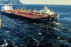 Die Exxon Valdez, drei Tage nach ihrem Aufprall auf das Riff