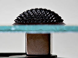 Ferrofluido sobre vidro, com um ímã de terras raras embaixo