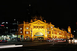 Flinders St. Station bij nacht