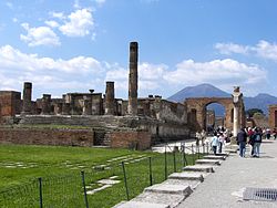 De Tempel van Jupiter met de Vesuvius op de achtergrond.