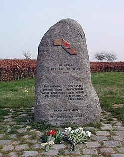 Monument ter herdenking van het eerste gebruik van het Rode Kruis in een gewapend conflict tijdens de Slag om Dybbøl (Denemarken) in 1864; gezamenlijk opgericht in 1989 door de nationale Rode Kruisverenigingen van Denemarken en Duitsland.  
