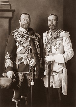 Jiří V. (vpravo) a ruský král Mikuláš II. (vlevo) v roce 1913 (rodinná podoba)