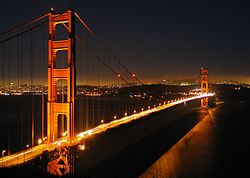 De Golden Gate Bridge is een hangbrug over de Golden Gate strait, de opening in de San Francisco Bay vanuit de Stille Oceaan. Hij verbindt San Francisco met Marin County.
