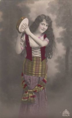 Mustalaistyttö tamburiinin kanssa (postikortti noin vuodelta 1910).  
