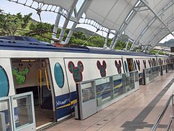 Stația Sunny Bay de pe linia Tung Chung și de pe linia Disneyland Resort.  