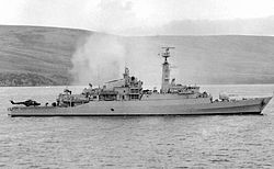 Het Britse schip HMS Antelope nadat het was geraakt door Argentijnse wapens