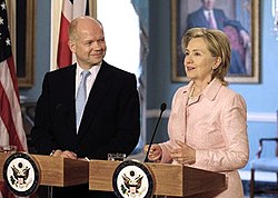 Lielbritānijas ārlietu ministrs Viljams Heigs un ASV valsts sekretāre Hilarija Klintone, 2010. gada maijs.