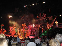Showgirls op het podium, toeristen aan de tafels. De Tropicana in Havana