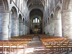 Das Kirchenschiff mit normannischen Säulen