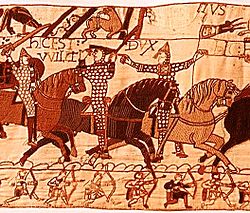 Fragmento del tapiz de Bayeux que muestra al duque Guillermo (en el centro) "aquí está el duque Guillermo", mostrando cómo devuelve a los normandos a la batalla