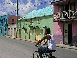 Casas de cores brilhantes da High Street, Barbados