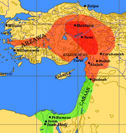 Hettiläisten valtakunta, noin 1300 eKr., on vaalean punaisella. Wilusa-niminen kaupunki on luultavasti Troija.  
