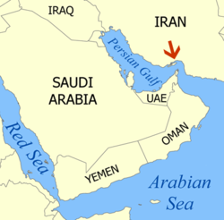 De Straat van Hormuz (rode pijl) verbindt de Arabische Zee en de Perzische Golf.  