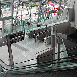 Hongkongin asema Airport Express -junalla IFC:ssä. Lentomatkustajat voivat tehdä lähtöselvityksen täällä.  