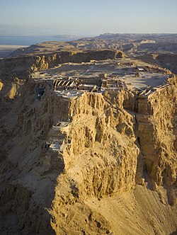 Widok z powietrza na Masadę na Pustyni Judejskiej z Morzem Martwym i Jordanią w oddali
