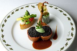 Prezentace nouvelle cuisine Jacquese Lameloise (šéfkuchař oceněný třemi hvězdičkami v průvodci Michelin)
