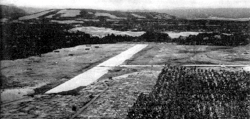 Flygfältet vid Lunga Point på Guadalcanal under uppbyggnad av japanska och koreanska arbetare i juli 1942.  
