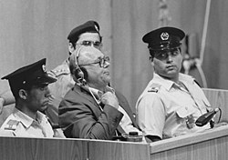 Demjanjuk (uprostřed) při vyslechnutí rozsudku smrti 25. dubna 1988 v Jeruzalémě v Izraeli. Rozsudek byl později zrušen.  
