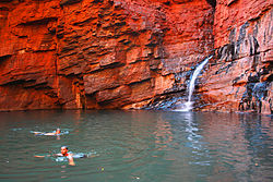 Desfiladeiro Weano no Parque Nacional de Karijini: mostrando os estratos vermelhos brilhantes das rochas arqueanas de ferro do Pilbara.