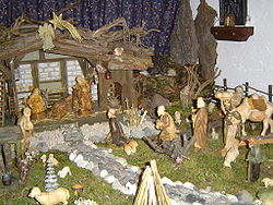 Une statue montrant la naissance de Jésus dans une étable